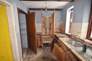 kitchen- click for photo gallery